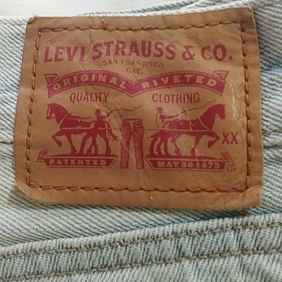 Levis women's denim short. - Picture 6 of 8